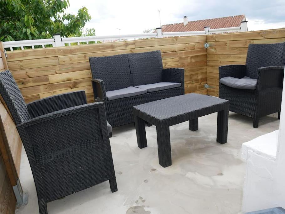Logement Lumineux Avec Terrasse La Roche-sur-Yon Extérieur photo